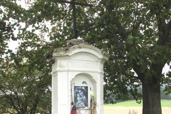 Výklenková kaple, zvaná Helzelova kaple, na okraji obce Chotovice, ležící u Nového Boru. (© Pavel Vítek  10/2025)