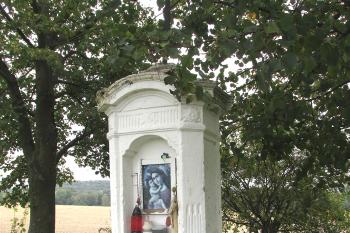 Výklenková kaple, zvaná Helzelova kaple, na okraji obce Chotovice, ležící u Nového Boru. (© Pavel Vítek  10/2025)