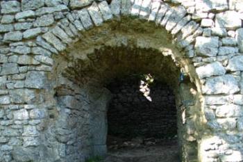 chybějící ostění je na nějakém statku pod hradem ( © Jiří Čížek 07/2005)