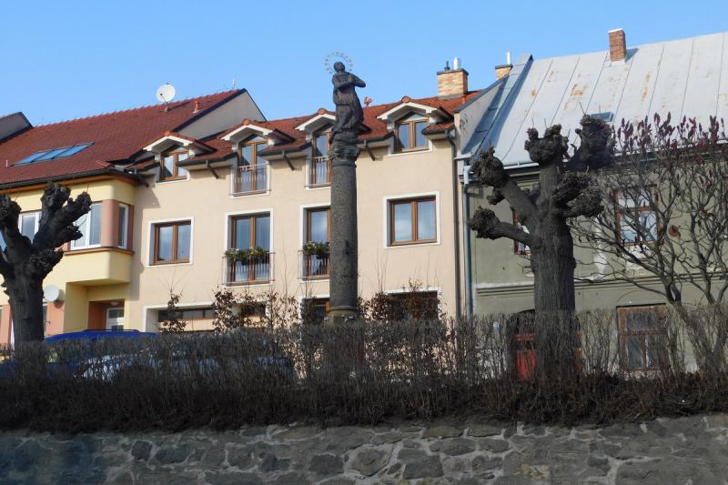 sloup se sochou Panny Marie