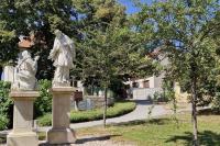 sousoší sv. Jana Nepomuckého a prosebnice