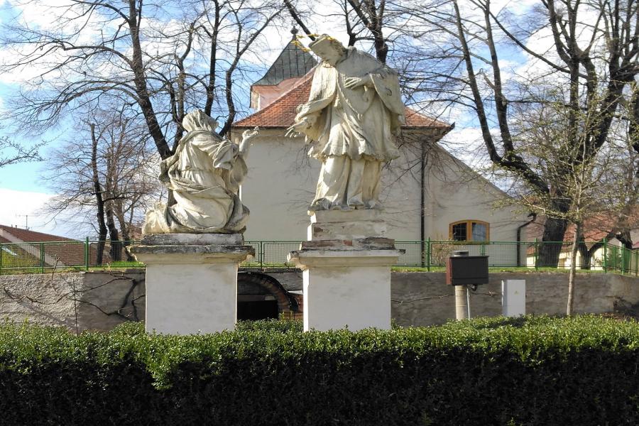 sousoší sv. Jana Nepomuckého a prosebnice