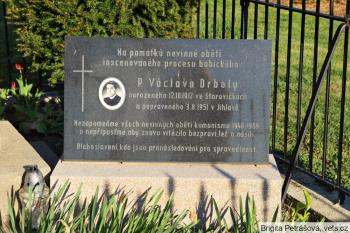 pamětní deska V. Drboly (© Brigita Petrášová 04/2020)