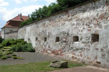Pás hradeb vedoucí od brány do zámeckého parku ( © Petr Turyna 07/2004)