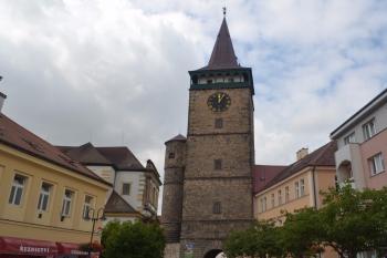 Valdická brána z někdejšího předměstí (© Daniel Šmidrkal, 07/2014)