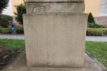 majuskulní nápis na soklu (© Jaroslav Špiroch  09/2025)