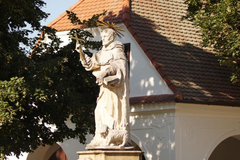 sochy sv. Dominika a Gottharda