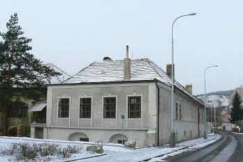 Severovýchodní nároží ( © Petr Turyna 02/2006)