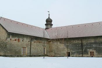 Pohled od jihu na hospodářské budovy areálu ( © Petr Turyna 02/2006)