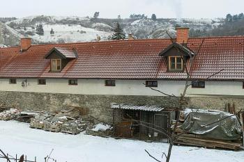 Hospodářské budovy areálu od jihu (zámek vzadu vpravo) ( © Petr Turyna 02/2006)
