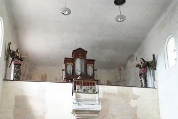 Pohled lodí k tribuně z presbytáře (© Ivan Grisa, 08/2008)