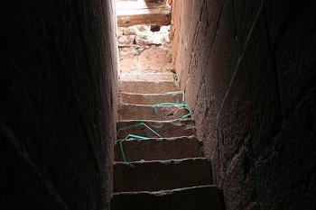 Schodiště v síle severní zdi z prvního do pravděpodobného druhého patra tribunové věže (© Ivan Grisa, 08/2008)