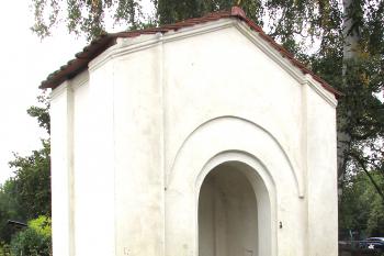 Výklenková kaplička v obci Skalice u České Lípy. (© Pavel Vítek  10/2025)