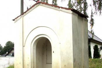 Výklenková kaplička v obci Skalice u České Lípy. (© Pavel Vítek  10/2025)