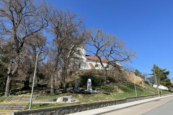 Lovčičky-kostel (© Filip 03/2025)