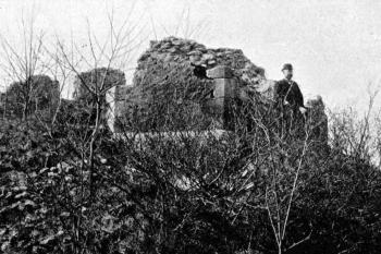 presbytář kostela na počátku 20. století (© František Bareš: Soupis památek historických a uměleckých v Království Českém, sv. 21 Politický okres mladoboleslavský, Archaelogická komise při České akademii císaře Františka Josefa pro vědy, slovesnost a umění, Praha 1905)