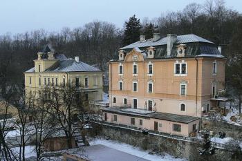 Dnešní usedlost Slovanka sestává ze dvou velkých zděných budov ( © Petr Turyna 02/2006)