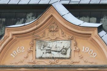 Detail štítu s letopočty ( © Petr Turyna 02/2006)