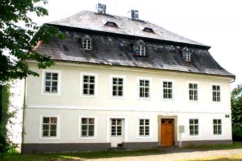 Budova fary ve Sloupu v Čechách, obci v okrese Česká Lípa. (© Pavel Vítek  10/2025)