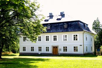 Budova fary ve Sloupu v Čechách, obci v okrese Česká Lípa. (© Pavel Vítek  10/2025)