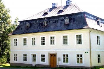 Budova fary ve Sloupu v Čechách, obci v okrese Česká Lípa. (© Pavel Vítek  10/2025)