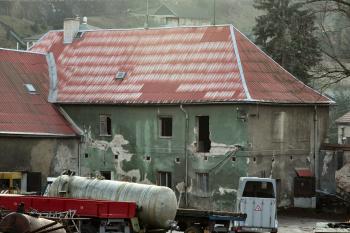 pohled ze dvora (© Pavel Zany Komárek 2. 12. 2009)