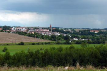 Celkový pohled na město se zámkem (vpravo) od jihozápadu (© Jiří Cukr, 08/2014)