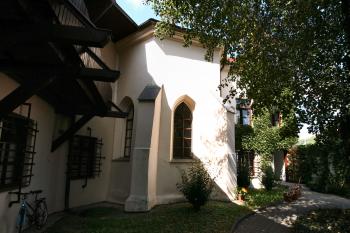 zadní trakt s presbytářem kapl (© Pavel Zany Komárek 25. 8. 2009)