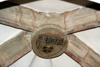 svorník v presbytáři (© Pavel Zany Komárek 25. 8. 2009)