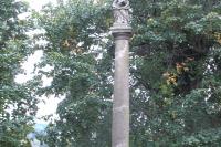 sloup se sochou Panny Marie