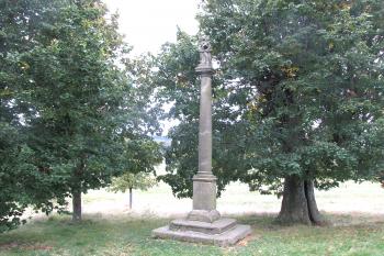 Sloup se sochou Panny Marie v Práchni, místní části Kamenického Šenova. (© Pavel Vítek  10/2025)