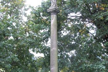 Sloup se sochou Panny Marie v Práchni, místní části Kamenického Šenova. (© Pavel Vítek  10/2025)