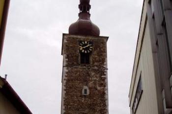 Pohled na věž od náměstí (2004 © Lenka Daňková)