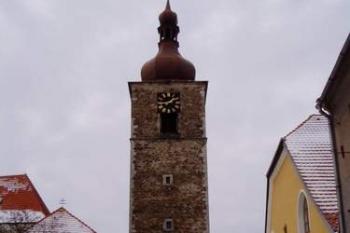 Pohled na věž a starý špitál (2004 © Lenka Daňková)