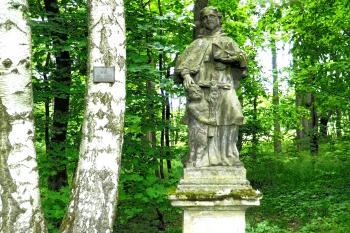 Socha sv. Jana Nepomuckého v Novém Oldřichově, obci v okrese Česká Lípa. (© Pavel Vítek  10/2025)