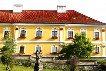 Probošství u kostela Povýšení Kříže vLitomyšli. (© Pavel Vítek  09/2025)