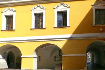 Probošství u kostela Povýšení Kříže vLitomyšli. (© Pavel Vítek  09/2025)