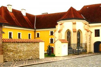 Probošství u kostela Povýšení Kříže vLitomyšli. (© Pavel Vítek  09/2025)