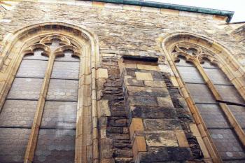 Okna ve východní stěně presbyteria. (© Jan Sommer, 04/2008)