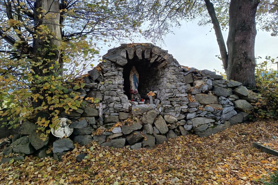 výklenková kaple Panny Marie Lurdské