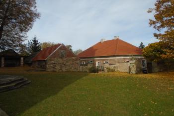 pohled na areál fary (© Jaroslav Špiroch  10/2025)