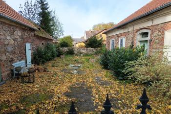 dvorek fary (© Jaroslav Špiroch  10/2025)