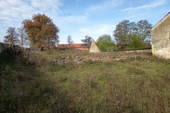 zahrada na západní straně, v pozadí štít stodoly (© Jaroslav Špiroch  10/2025)