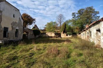 vlevo štít hlavní budovy, uprostřed stodola a vpravo budova stájí a chlévů (© Jaroslav Špiroch  10/2025)