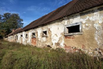 budova stájí a chlévů (© Jaroslav Špiroch  10/2025)
