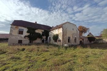 budova fary od východu - vlevo boční křídlo, vpravo pak hlavní (© Jaroslav Špiroch  10/2025)