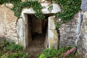 pozdně gotický vstupní portál (druhotně umístěný) (© Jaroslav Špiroch  10/2025)