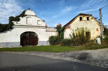 hlavní kulisová brána do areálu fary (© Jaroslav Špiroch  10/2025)