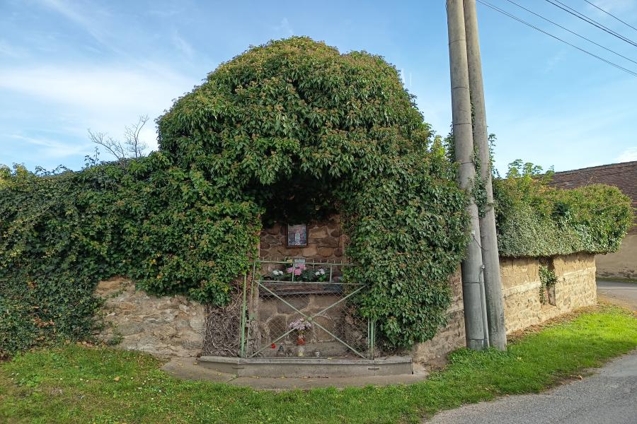 výklenková kaple Panny Marie