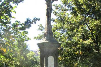 Kamenný kříž v Dolním Újezdu u Litomyšle stojící za školou. (© Pavel Vítek  09/2025)